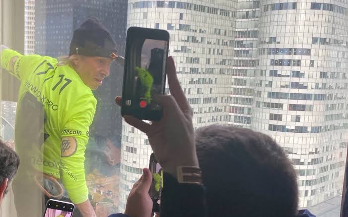 L'alpiniste Alain Robert a escaladé la Tour Ariane Paris Asia pour parler de l'homme-araignée français