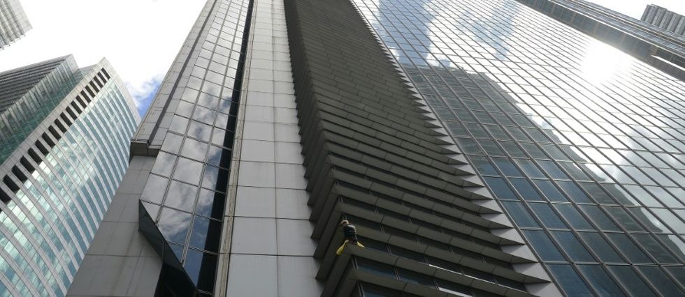 Le spiderman francais Alain Robert escalade une tour a Manille aux Philippines