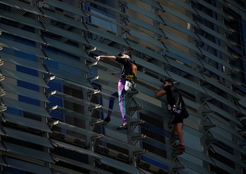 French Spiderman climbs skycraper Barcelona