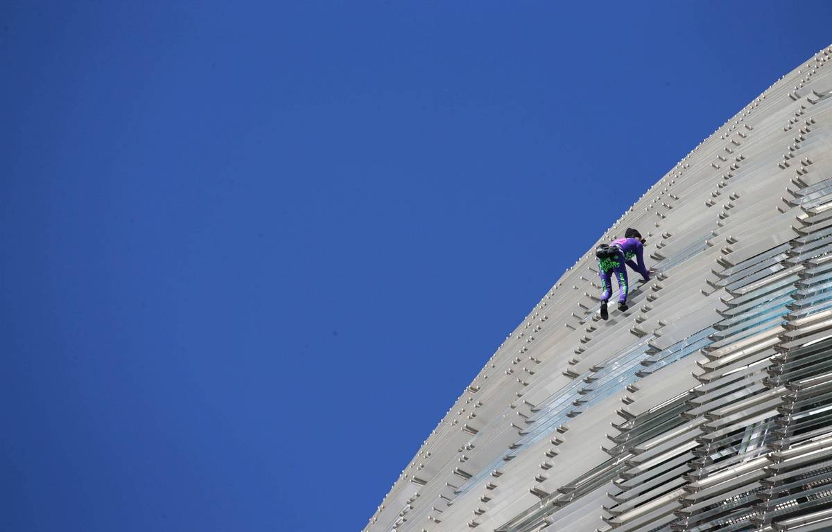 Alain Robert escalade une tour a mains nues a Barcelone l'homme araignee
