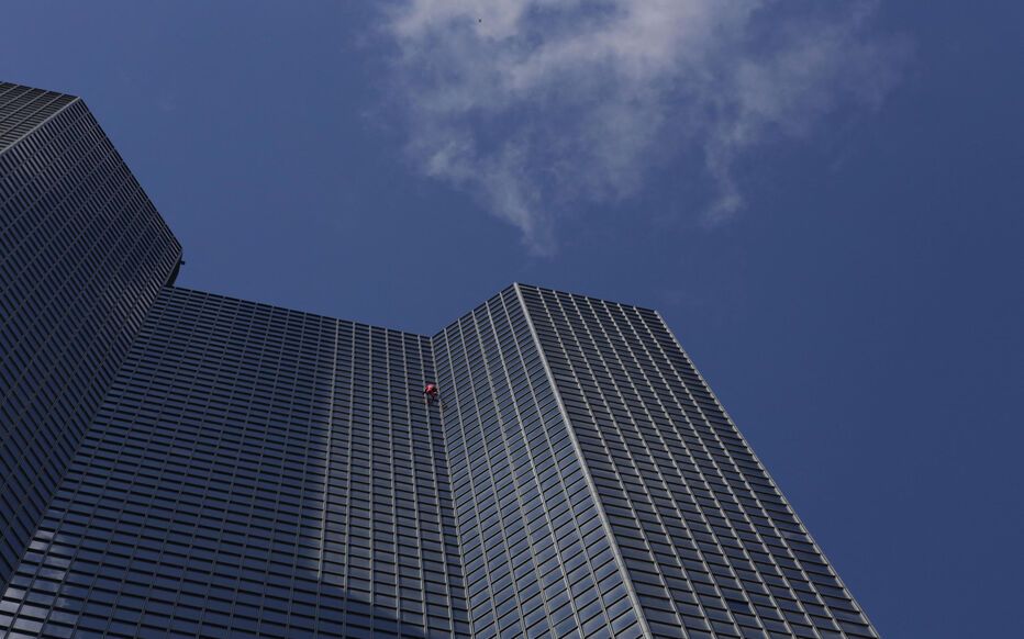 Alain Robert le spiderman francais fete ses 60 ans en escalant la tour TotalEnergies